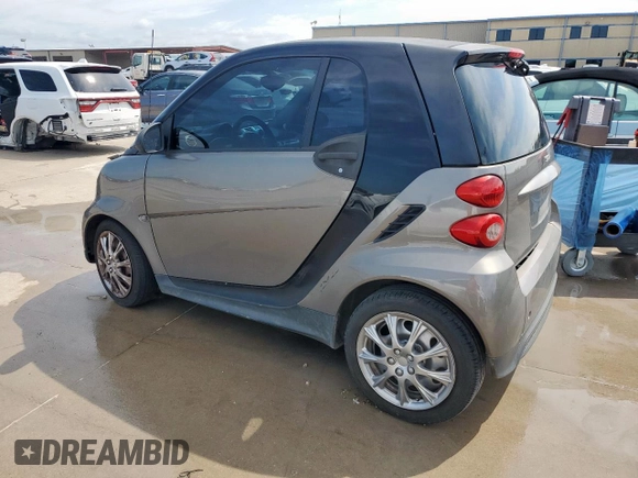 2013 Smart fortwo Pure z VIN WMEEJ3BA8DK684446, wystawiony jako Copart lot #63927965 z przebiegiem 94 604 mil mil oraz Czysty tytuł • Clean title. Historia ofert i sprzedaży dostępna na DreamBid. Obrazek 2.
