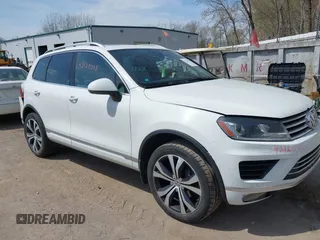 2017 Volkswagen Touareg Wolfsburg Edition z VIN WVGRF7BP8HD005505, wystawiony jako IAAI lot #42120317 z przebiegiem 143 724 mil mil oraz . Historia ofert i sprzedaży dostępna na DreamBid. Obrazek 1.