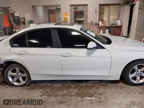 2014 BMW 3 Series 320i xDrive with VIN WBA3C3C52EPV90601, listed as a IAAI auction lot 42082100 with 1 mi miles. Bid and sale history available at carsss.com. Image 13.