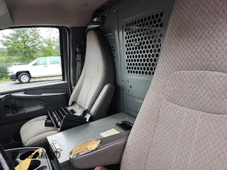 2012 Chevrolet Express Cargo z VIN 1GCWGFCAXC1173617, wystawiony jako IAAI lot #42561444 z przebiegiem 178 334 mil mil oraz . Historia ofert i sprzedaży dostępna na DreamBid. Obrazek 22.