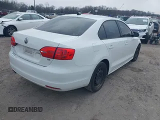 2014 Volkswagen Jetta SE z VIN 3VWD17AJ7EM265918, wystawiony jako IAAI lot #41631974 z przebiegiem 175 028 mil mil oraz . Historia ofert i sprzedaży dostępna na DreamBid. Obrazek 4.