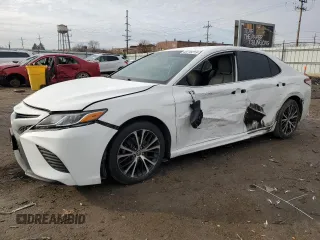 2020 Toyota Camry SE z VIN 4T1G11AK0LU348634, wystawiony jako Copart lot #43716215 z przebiegiem 104 933 mil mil oraz Szkoda całkowita • Salvage title. Historia ofert i sprzedaży dostępna na DreamBid. Obrazek 1.