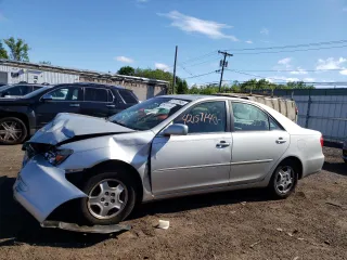 2003 Toyota Camry LE z VIN 4T1BF32K73U552398, wystawiony jako Copart lot #57117545 z przebiegiem 124 906 mil mil oraz Szkoda całkowita • Salvage title. Historia ofert i sprzedaży dostępna na DreamBid. Obrazek 1.