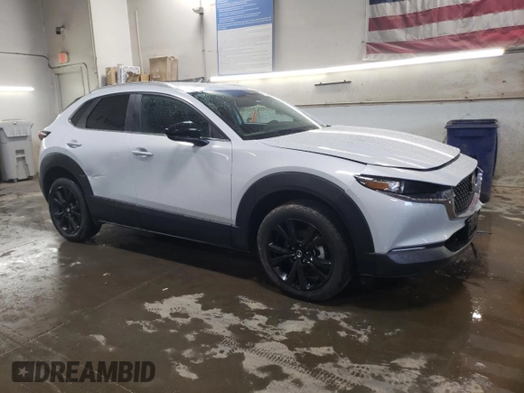 2024 Mazda CX-30 S Select Sport z VIN 3MVDMBBM1RM715881, wystawiony jako Copart lot #43393485 z przebiegiem 2535 mil mil oraz Szkody całkowita. Historia ofert i sprzedaży dostępna na DreamBid. Obrazek 4.