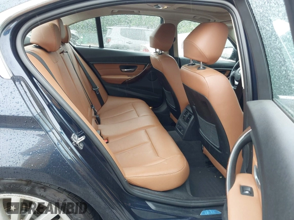 2014 BMW 3 Series 328d xDrive z VIN WBA3D5C52EKX95213, wystawiony jako IAAI lot #42260429 z przebiegiem 220 089 mil mil oraz . Historia ofert i sprzedaży dostępna na DreamBid. Obrazek 8.