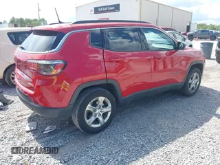 2024 Jeep Compass Latitude z VIN 3C4NJDBN8RT603717, wystawiony jako IAAI lot #42732757 z przebiegiem 44 629 mil mil oraz . Historia ofert i sprzedaży dostępna na DreamBid. Obrazek 4.