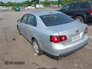 2008 Volkswagen Jetta S z VIN 3VWHM71K28M170401, wystawiony jako IAAI lot #42467678 z przebiegiem 181 028 mil mil oraz . Historia ofert i sprzedaży dostępna na DreamBid. Obrazek 3.