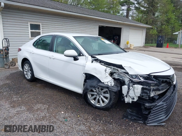 2019 Toyota Camry LE z VIN 4T1B11HK8KU819721, wystawiony jako IAAI lot #42127411 z przebiegiem 101 333 mil mil oraz . Historia ofert i sprzedaży dostępna na DreamBid. Obrazek 1.