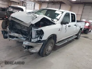 2023 Ram 2500 Tradesman z VIN 3C6UR5HL0PG529660, wystawiony jako IAAI lot #41491722 z przebiegiem 43 672 mil mil oraz . Historia ofert i sprzedaży dostępna na DreamBid. Obrazek 2.