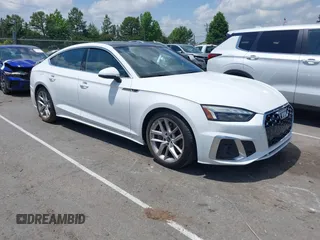 2024 Audi A5 Sportback S line Premium Plus z VIN WAUFACF58RA083063, wystawiony jako IAAI lot #42279901 z przebiegiem 30 573 mil mil oraz . Historia ofert i sprzedaży dostępna na DreamBid. Obrazek 1.