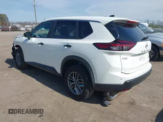 2024 Nissan Rogue S z VIN 5N1BT3AB3RC677097, wystawiony jako IAAI lot #41676397 z przebiegiem 19 552 mil mil oraz . Historia ofert i sprzedaży dostępna na DreamBid. Obrazek 3.