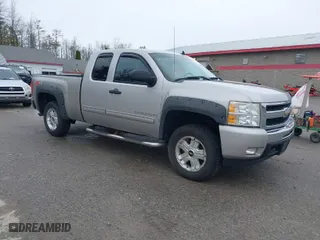 2009 Chevrolet Silverado 1500 LT with VIN 2GCEK29J691113086, listed as a IAAI auction lot 41979196 with 215,729 mi miles. Bid and sale history available at carsss.com. Image 1.