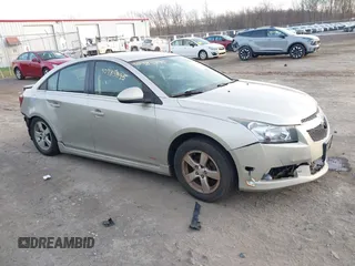 2014 Chevrolet Cruze 1LT z VIN 1G1PC5SB1E7341321, wystawiony jako IAAI lot #42527362 z przebiegiem 171 570 mil mil oraz . Historia ofert i sprzedaży dostępna na DreamBid. Obrazek 1.