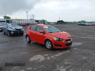 2012 Chevrolet Sonic LS z VIN 1G1JA6SH0C4151207, wystawiony jako IAAI lot #42268757 z przebiegiem 171 627 mil mil oraz . Historia ofert i sprzedaży dostępna na DreamBid. Obrazek 1.