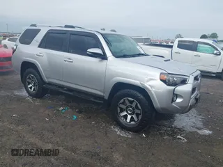 2018 Toyota 4Runner SR5 z VIN JTEBU5JR3J5557122, wystawiony jako IAAI lot #41887784 z przebiegiem 145 120 mil mil oraz . Historia ofert i sprzedaży dostępna na DreamBid. Obrazek 1.