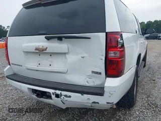 2008 Chevrolet Suburban LTZ z VIN 1GNFC16098J220975, wystawiony jako IAAI lot #42340341 z przebiegiem 301 534 mil mil oraz . Historia ofert i sprzedaży dostępna na DreamBid. Obrazek 6.