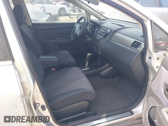 2008 Nissan Versa S z VIN 3N1BC11E68L405992, wystawiony jako IAAI lot #42060826 z przebiegiem 142 956 mil mil oraz . Historia ofert i sprzedaży dostępna na DreamBid. Obrazek 5.
