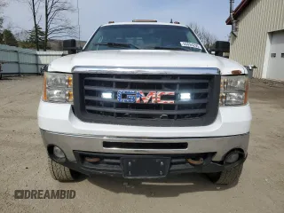 2009 GMC Sierra 2500HD SLE z VIN 1GTHK59K59E125901, wystawiony jako Copart lot #55094295 z przebiegiem 262 201 mil mil oraz Tytuł czysty. Historia ofert i sprzedaży dostępna na DreamBid. Obrazek 5.