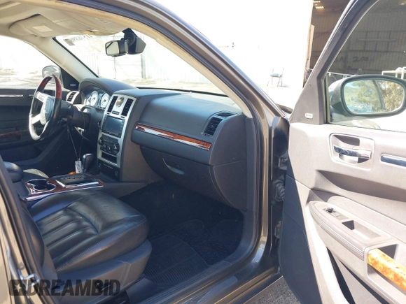2008 Chrysler 300 C Hemi z VIN 2C3LA63H08H119760, wystawiony jako IAAI lot #41578898 z przebiegiem 240 531 mil mil oraz . Historia ofert i sprzedaży dostępna na DreamBid. Obrazek 5.