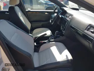 2015 Volkswagen Jetta SE z VIN 3VWD17AJ8FM427248, wystawiony jako IAAI lot #41982151 z przebiegiem 56 526 mil mil oraz . Historia ofert i sprzedaży dostępna na DreamBid. Obrazek 5.