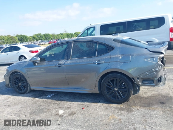 2025 Toyota Camry LE z VIN 4T1DAACK0SU500801, wystawiony jako IAAI lot #42123753 z przebiegiem 11 742 mil mil oraz . Historia ofert i sprzedaży dostępna na DreamBid. Obrazek 14.