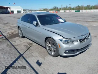 2018 BMW 3 Series 330i xDrive z VIN WBA8D9C58JEM33926, wystawiony jako IAAI lot #41811702 z przebiegiem 98 620 mil mil oraz . Historia ofert i sprzedaży dostępna na DreamBid. Obrazek 1.