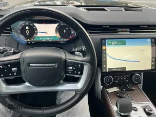 2023 Land Rover Range Rover SE z VIN SALKP9E70PA017747, wystawiony jako Copart lot #45363235 z przebiegiem 39 043 mil mil oraz Czysty tytuł • Clean title. Historia ofert i sprzedaży dostępna na DreamBid. Obrazek 7.