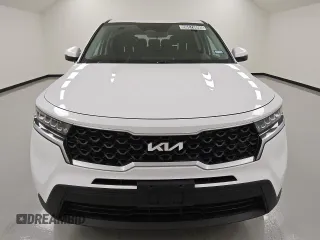 2022 Kia Sorento LX z VIN 5XYRGDLC2NG075039, wystawiony jako Copart lot #56570695 z przebiegiem 81 911 mil mil oraz Czysty tytuł • Clean title. Historia ofert i sprzedaży dostępna na DreamBid. Obrazek 5.