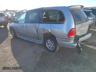 2000 Dodge Caravan SE with VIN 1B4GP44G9YB659457, listed as a IAAI auction lot 41681772 with 132,868 mi miles. Bid and sale history available at carsss.com. Image 3.