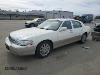 2005 Lincoln Town Car Signature Limited z VIN 1LNHM82W85Y624026, wystawiony jako Copart lot #46671965 z przebiegiem 134 601 mil mil oraz Szkody całkowita. Historia ofert i sprzedaży dostępna na DreamBid. Obrazek 1.
