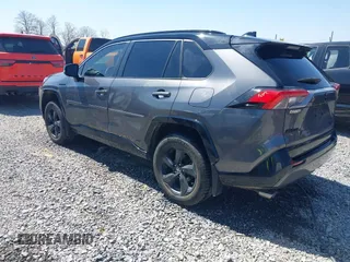 2021 Toyota RAV4 Hybrid XSE z VIN 4T3E6RFV4MU058397, wystawiony jako IAAI lot #42060980 z przebiegiem 236 612 mil mil oraz . Historia ofert i sprzedaży dostępna na DreamBid. Obrazek 3.