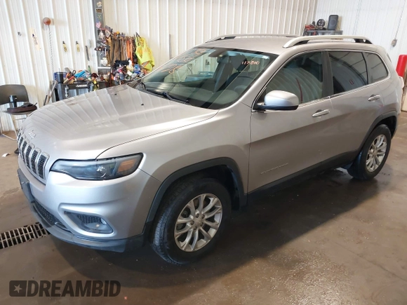 2019 Jeep Cherokee Latitude z VIN 1C4PJMCB0KD122398, wystawiony jako IAAI lot #41798728 z przebiegiem 117 810 mil mil oraz . Historia ofert i sprzedaży dostępna na DreamBid. Obrazek 2.