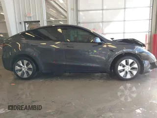 2021 Tesla Model Y Long Range with VIN 5YJYGDEE2MF087871, listed as a IAAI auction lot 41370004 with 85,757 mi miles. Bid and sale history available at carsss.com. Image 13.