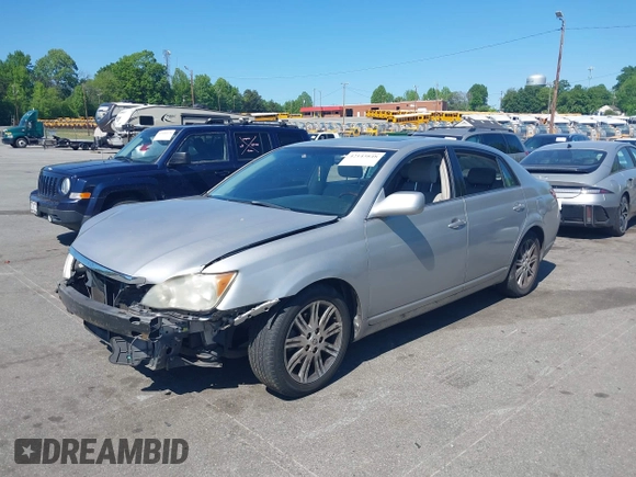 2008 Toyota Avalon XL z VIN 4T1BK36B28U255522, wystawiony jako IAAI lot #42143848 z przebiegiem 240 777 mil mil oraz . Historia ofert i sprzedaży dostępna na DreamBid. Obrazek 2.