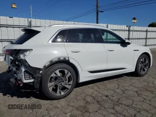 2021 Audi e-tron Prestige z VIN WA1VAAGE8MB040051, wystawiony jako Copart lot #46356155 z przebiegiem 33 501 mil mil oraz Szkody całkowita. Historia ofert i sprzedaży dostępna na DreamBid. Obrazek 3.