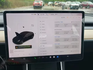 2019 Tesla Model 3 Long Range z VIN 5YJ3E1EBXKF442335, wystawiony jako IAAI lot #42240884 z przebiegiem 28 283 mil mil oraz . Historia ofert i sprzedaży dostępna na DreamBid. Obrazek 7.