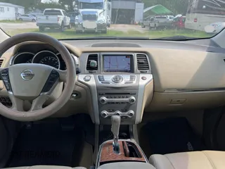 2014 Nissan Murano LE z VIN JN8AZ1MU3EW404562, wystawiony jako Copart lot #58057755 z przebiegiem 56 948 mil mil oraz Szkoda całkowita • Salvage title. Historia ofert i sprzedaży dostępna na DreamBid. Obrazek 9.