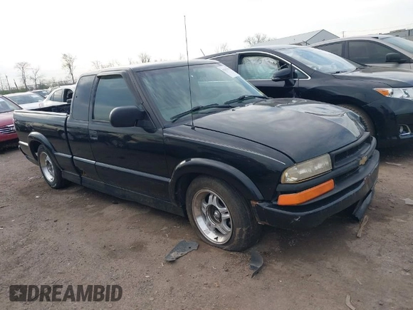 2002 Chevrolet S-10 LS with VIN 1GCCS19W028104982, listed as a IAAI auction lot 42017925 with 114,564 mi miles. Bid and sale history available at carsss.com. Image 1.