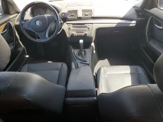 2011 BMW 1 Series 128i z VIN WBAUP9C56BVL89593, wystawiony jako Copart lot #57332945 z przebiegiem 177 265 mil mil oraz Szkody całkowita. Historia ofert i sprzedaży dostępna na DreamBid. Obrazek 8.