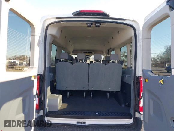2018 Ford Transit Passenger XL z VIN 1FBZX2CM8JKA52497, wystawiony jako IAAI lot #41553720 z przebiegiem 81 714 mil mil oraz . Historia ofert i sprzedaży dostępna na DreamBid. Obrazek 18.