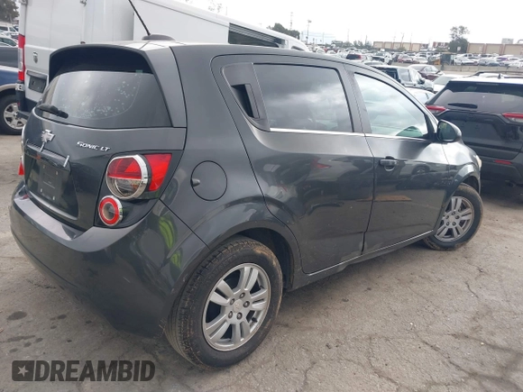 2016 Chevrolet Sonic LT z VIN 1G1JC6SH3G4155865, wystawiony jako IAAI lot #41808426 z przebiegiem 142 866 mil mil oraz . Historia ofert i sprzedaży dostępna na DreamBid. Obrazek 4.