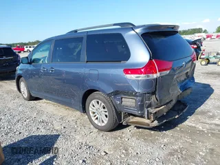 2014 Toyota Sienna XLE z VIN 5TDYK3DC9ES526117, wystawiony jako IAAI lot #42247546 z przebiegiem 119 096 mil mil oraz . Historia ofert i sprzedaży dostępna na DreamBid. Obrazek 3.