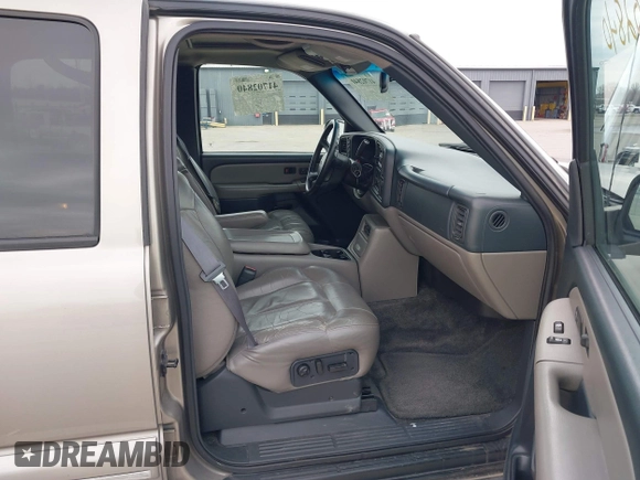 2000 Chevrolet Suburban LT with VIN 3GNFK16T6YG225016, listed as a IAAI auction lot 41702840 with 271,832 mi miles. Bid and sale history available at carsss.com. Image 5.