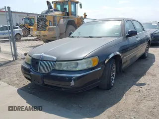 2001 Lincoln Town Car Signature z VIN 1LNHM82W11Y695417, wystawiony jako IAAI lot #42041548 z przebiegiem 117 392 mil mil oraz . Historia ofert i sprzedaży dostępna na DreamBid. Obrazek 2.