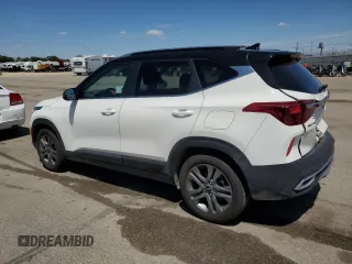 2021 Kia Seltos S z VIN KNDEU2AA5M7075898, wystawiony jako Copart lot #57243215 z przebiegiem 48 361 mil mil oraz Szkoda całkowita • Salvage title. Historia ofert i sprzedaży dostępna na DreamBid. Obrazek 2.