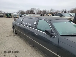 2003 Lincoln Town Car Executive z VIN 1L1FM81W33Y653215, wystawiony jako Copart lot #84396364 z przebiegiem Nie podano mil oraz Szkoda całkowita • Salvage title. Historia ofert i sprzedaży dostępna na DreamBid. Obrazek 9.