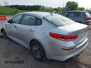 2020 Kia Optima LX z VIN 5XXGT4L38LG444734, wystawiony jako IAAI lot #42220277 z przebiegiem 56 105 mil mil oraz . Historia ofert i sprzedaży dostępna na DreamBid. Obrazek 3.