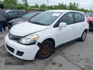 2011 Nissan Versa S z VIN 3N1BC1CP5BL433319, wystawiony jako IAAI lot #42351116 z przebiegiem 128 032 mil mil oraz . Historia ofert i sprzedaży dostępna na DreamBid. Obrazek 2.