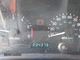 1998 Jeep Wrangler Sahara z VIN 1J4FY49SXWP716218, wystawiony jako IAAI lot #42354433 z przebiegiem 234 378 mil mil oraz . Historia ofert i sprzedaży dostępna na DreamBid. Obrazek 7.
