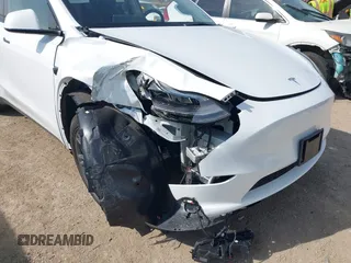 2025 Tesla Model Y Long Range z VIN 7SAYGDED7SA373784, wystawiony jako IAAI lot #41881719 z przebiegiem 1 192 mil mil oraz . Historia ofert i sprzedaży dostępna na DreamBid. Obrazek 6.